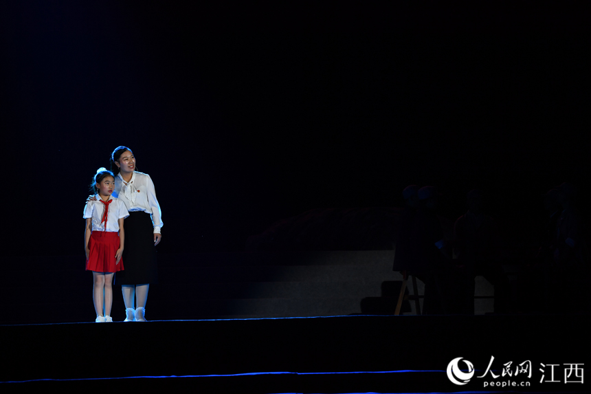 开幕式晚会上举行了精彩的演出，人们在载歌载舞中迎接旅游文化节的到来。人民网 时雨摄