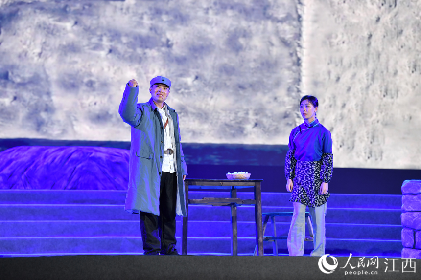 開幕式晚會上舉行了精彩的演出，人們在載歌載舞中迎接旅游文化節的到來。人民網 時雨攝