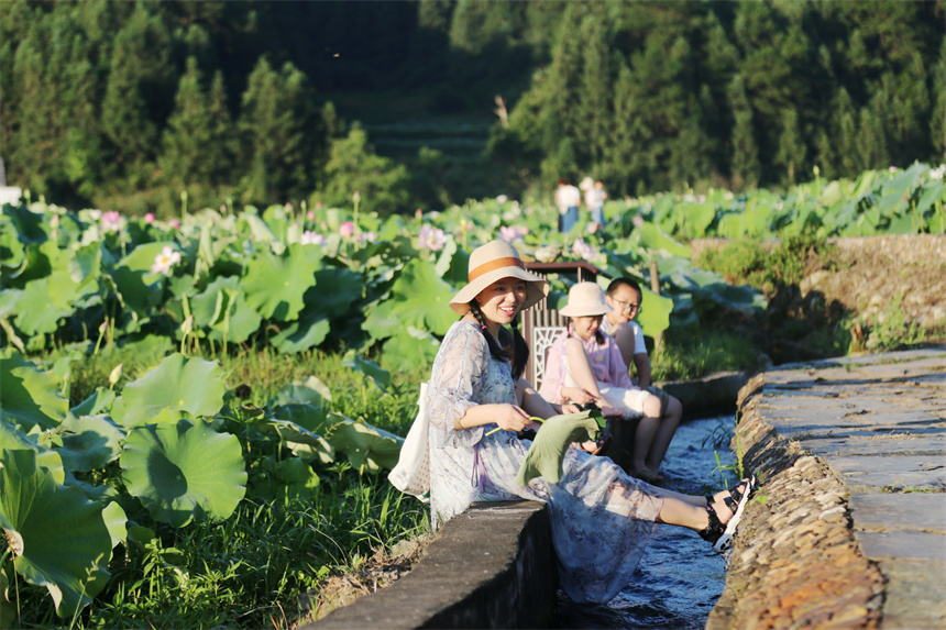 游客在姚西游玩。徐维栋摄