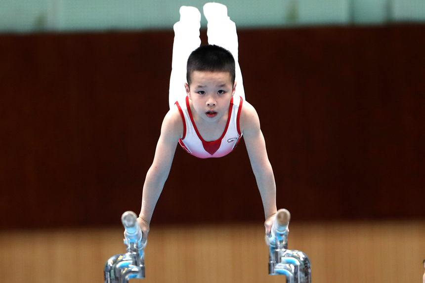 江西省青少年體操錦標賽落下帷幕，圖為小選手們在比賽中。南平攝