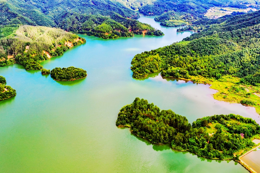 航拍鏡頭下的龍興水庫綠水青山，風景如畫。李凡欽攝
