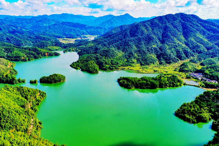 航拍镜头下的龙兴水库绿水青山，风景如画。李凡钦摄