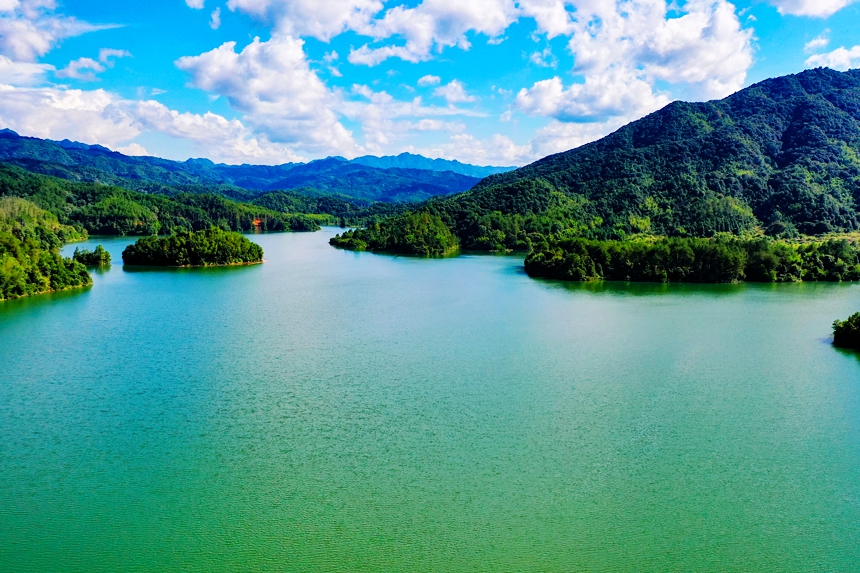航拍镜头下的龙兴水库绿水青山，风景如画。李凡钦摄