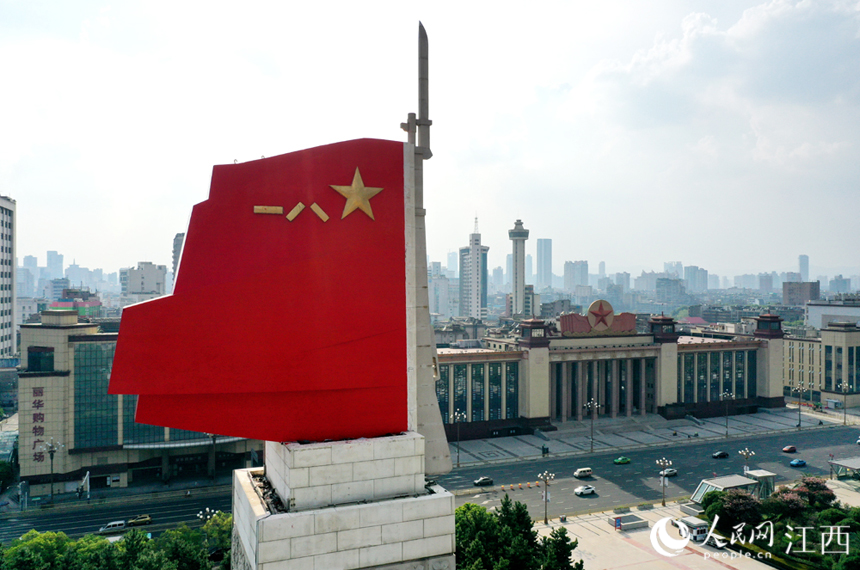 八一南昌起義紀念塔的軍旗雕塑經過清洗后煥然一新。 人民網 時雨攝