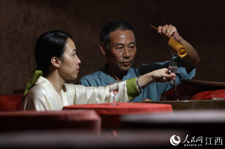 付雅琪与父亲付六如正在酒窖开坛验酒。丁波 摄