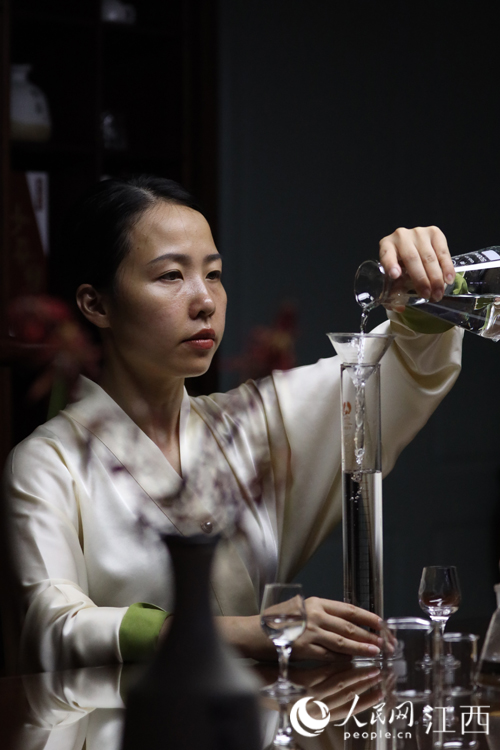 付雅琪正在进行酒体设计。丁波 摄