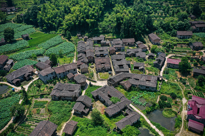 工人師傅們正在進行古建筑修繕工作。李煜祖 攝