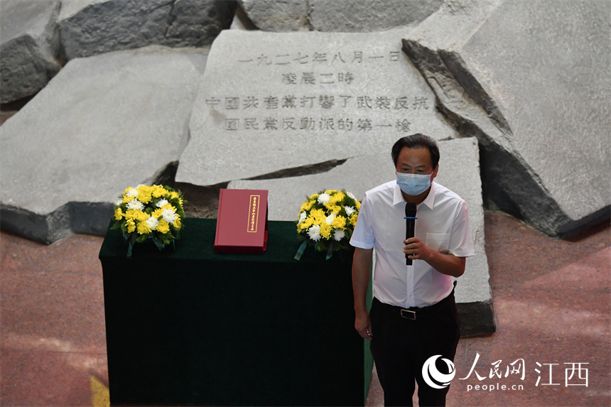 南昌起义参加者吴雷鸣后代在仪式上发言。 人民网 时雨摄