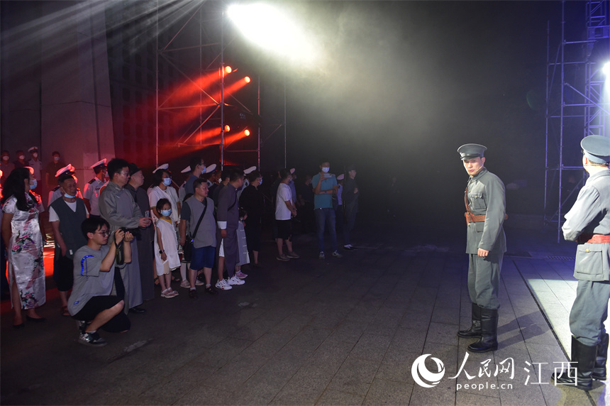 《那年八一》在南昌八一起義紀念館升級上演。 人民網 時雨攝