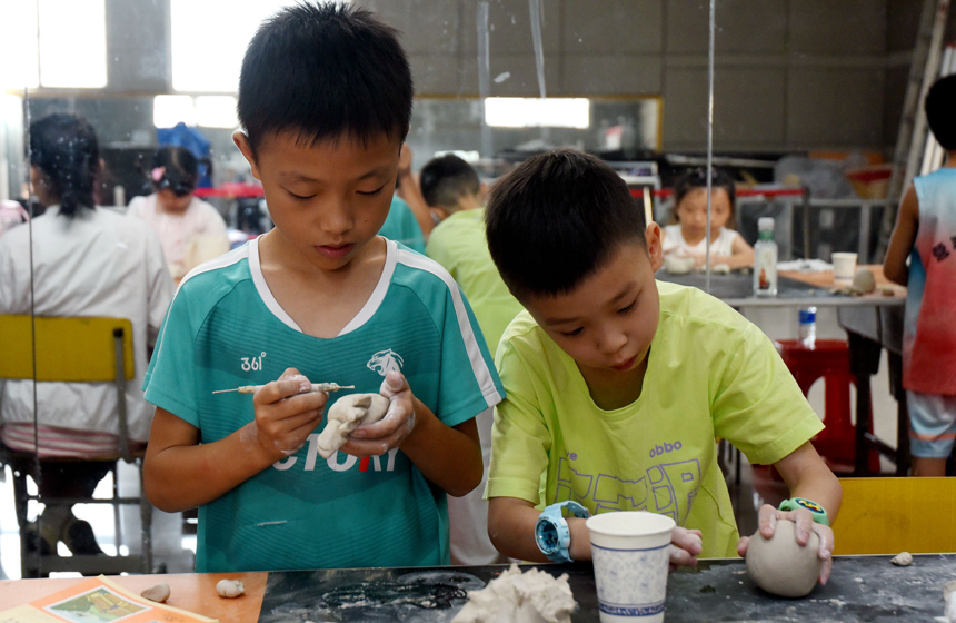 孩子們正在體驗白舍窯手工制作藝術。袁榮生 攝