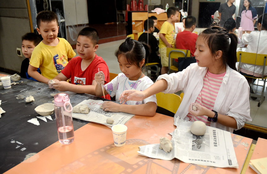 孩子們正在體驗白舍窯手工制作藝術。袁榮生 攝