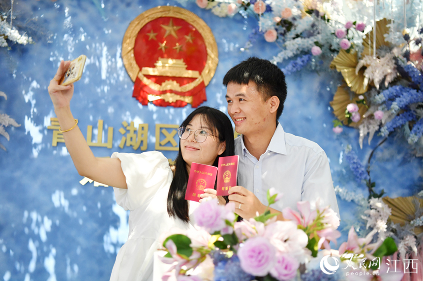 頒証廳內，一對新人正在拍照留念。 人民網 時雨攝