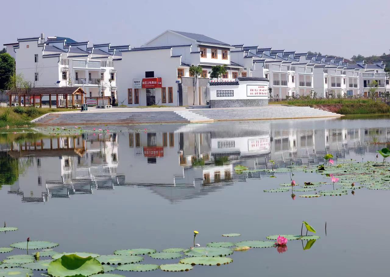 图为烟草援建的兴国县枫林村金叶新村。地方供图