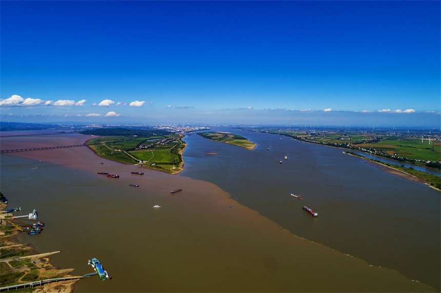 鄱陽湖與長江交匯處清濁分界線清晰可見。李學華攝