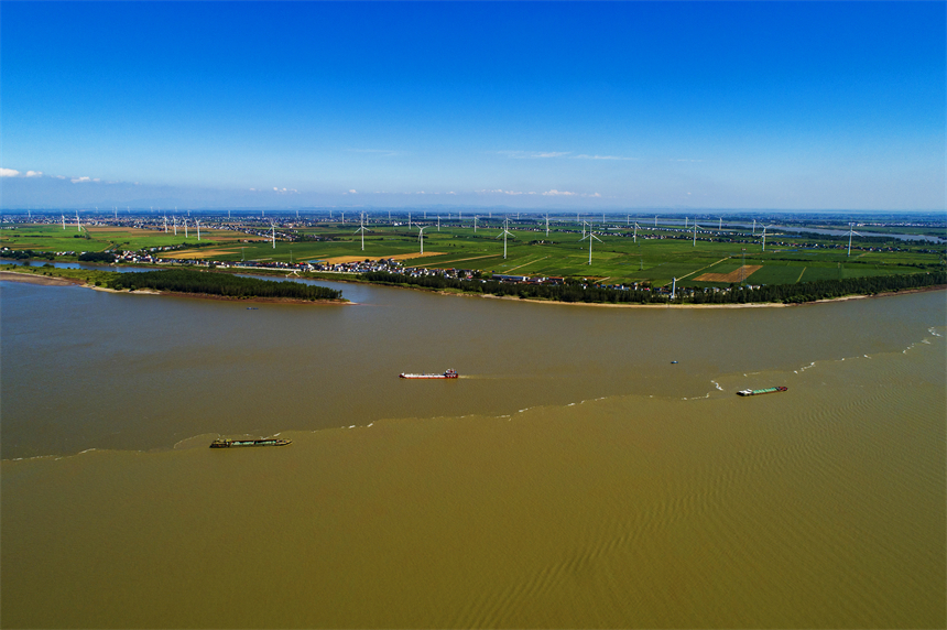 鄱陽湖與長江交匯處清濁分界線清晰可見。李學華攝