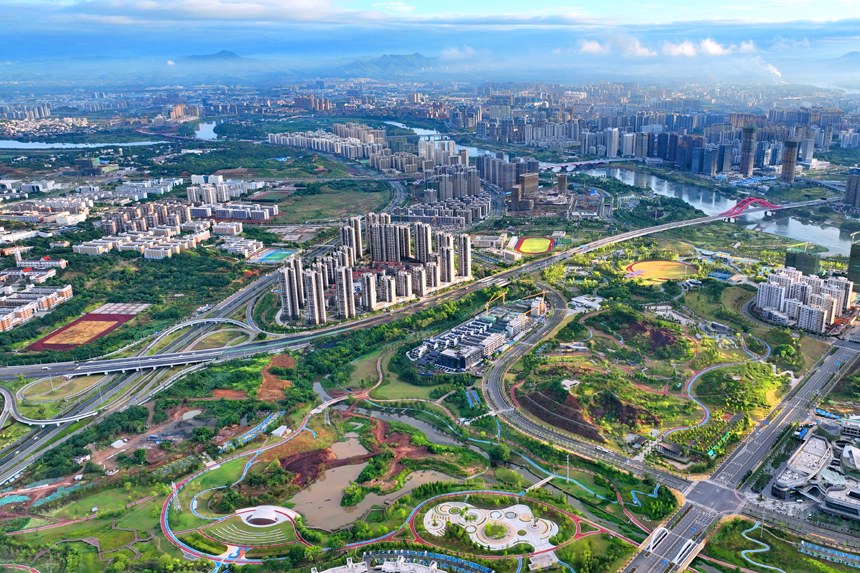 航拍鏡頭下的贛州市中心城區雲蒸霞蔚，十分壯觀。朱海鵬攝