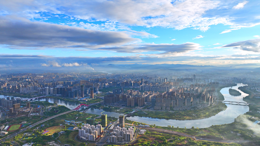 航拍鏡頭下的贛州市中心城區雲蒸霞蔚，十分壯觀。朱海鵬攝