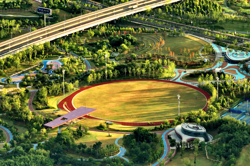 航拍鏡頭下的贛州市中心城區，公園綠樹蔥蘢，休閑健身設施齊全。朱海鵬攝