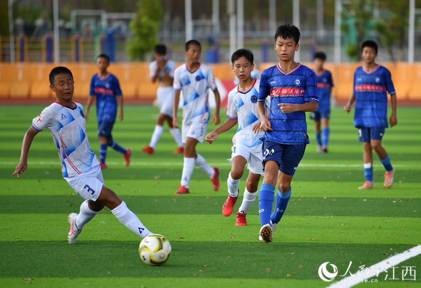 上海幸运星足球俱乐部的青少年球员对战长沙市雅礼外国语学校足球队球员。人民网 时雨摄