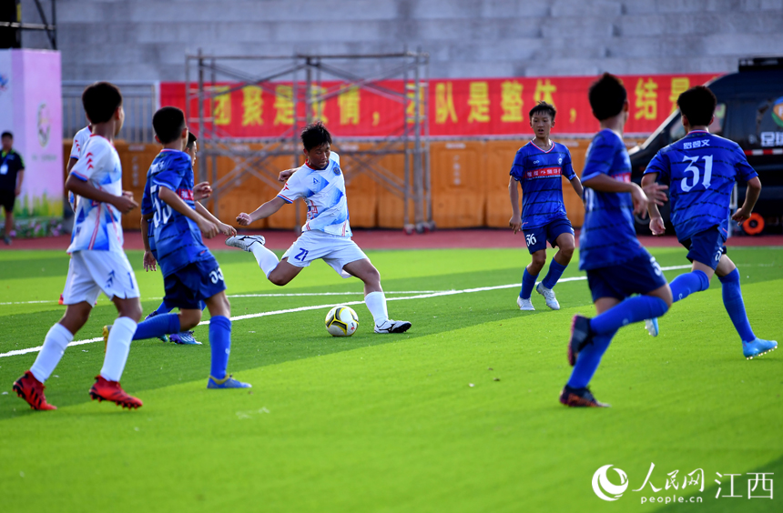 上海幸运星足球俱乐部的青少年球员对战长沙市雅礼外国语学校足球队球员。人民网 时雨摄