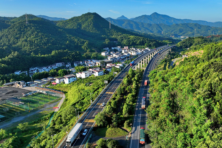 江西省赣州市绕城高速公路杨仙岭隧道引桥上，车辆往来驰骋。朱海鹏摄