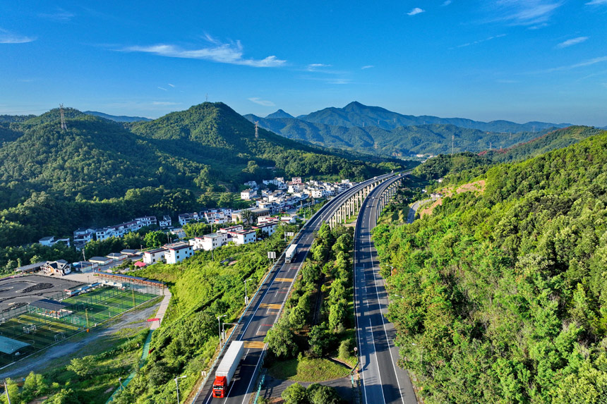 江西省赣州市绕城高速公路杨仙岭隧道引桥上，车辆往来驰骋。朱海鹏摄