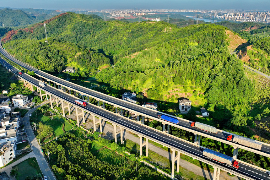 江西省赣州市绕城高速公路杨仙岭隧道引桥上，车辆往来驰骋。朱海鹏摄
