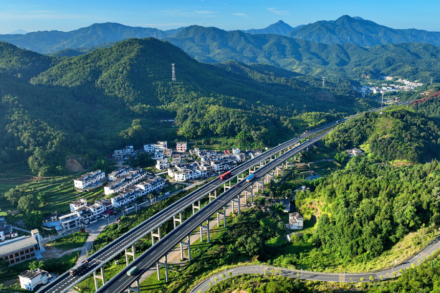 江西省赣州市绕城高速公路杨仙岭隧道引桥上，车辆往来驰骋。朱海鹏摄