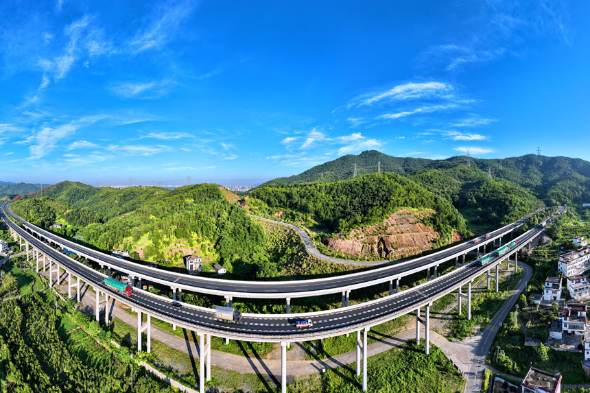 江西省赣州市绕城高速公路杨仙岭隧道引桥上，车辆往来驰骋。朱海鹏摄