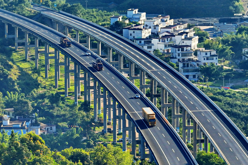 江西省赣州市绕城高速公路杨仙岭隧道引桥上，车辆往来驰骋。朱海鹏摄