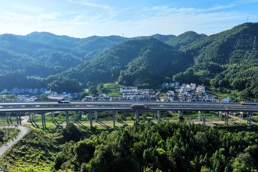 江西省赣州市绕城高速公路杨仙岭隧道引桥上，车辆往来驰骋。朱海鹏摄