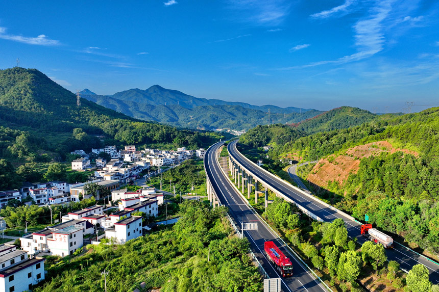 江西省赣州市绕城高速公路杨仙岭隧道引桥上，车辆往来驰骋。朱海鹏摄