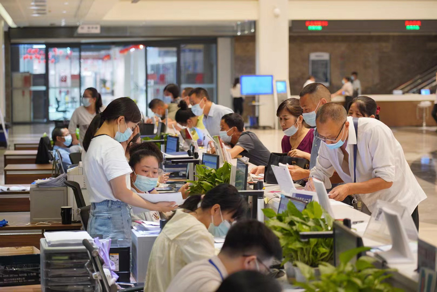 南康区市民服务中心，市民正在办理业务。郭先明摄