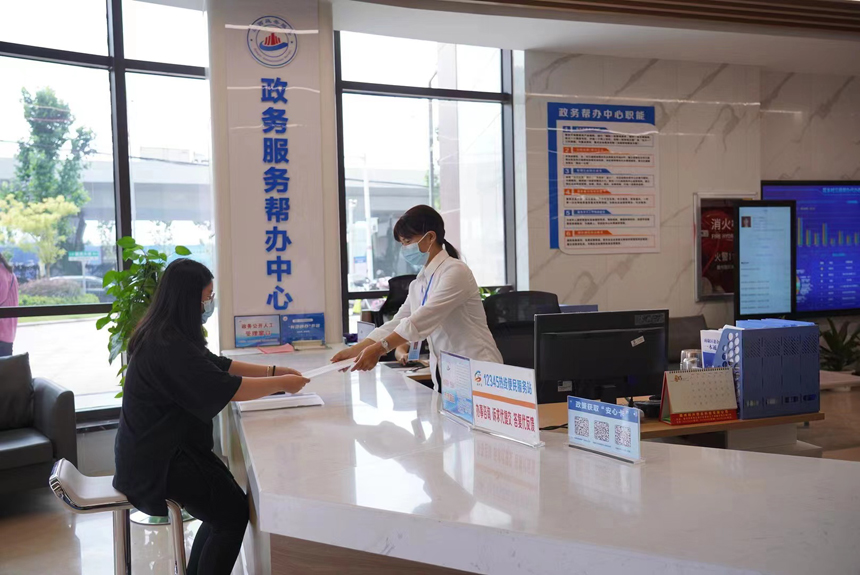 赣州市南康区市民服务中心政务服务帮办中心，居民正在办理业务。郭先明摄