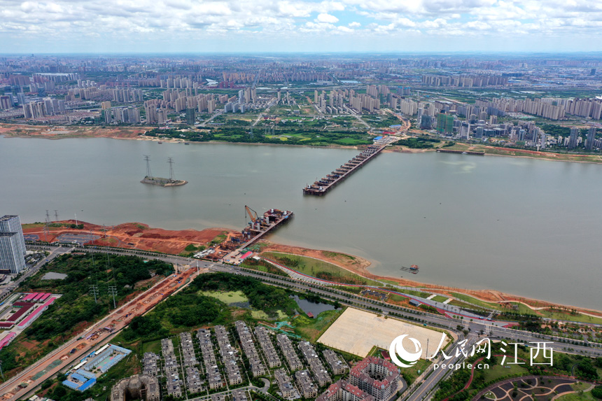 九龙湖过江大桥连接着红谷滩九龙湖和南昌县莲塘。  人民网 时雨摄