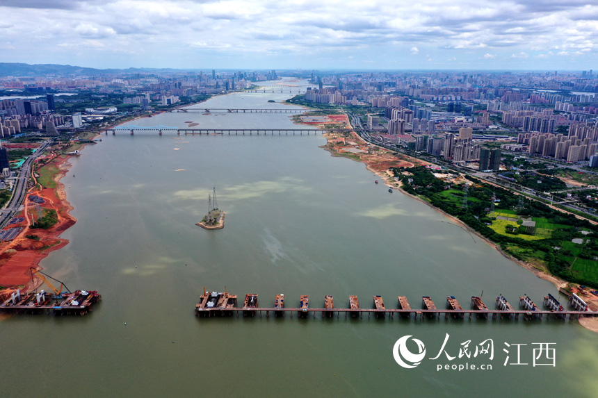 九龙湖过江大桥是南昌第七座跨赣江通道，承担着红谷滩九龙湖和南昌县莲塘之间的重要交通功能。人民网 时雨摄
