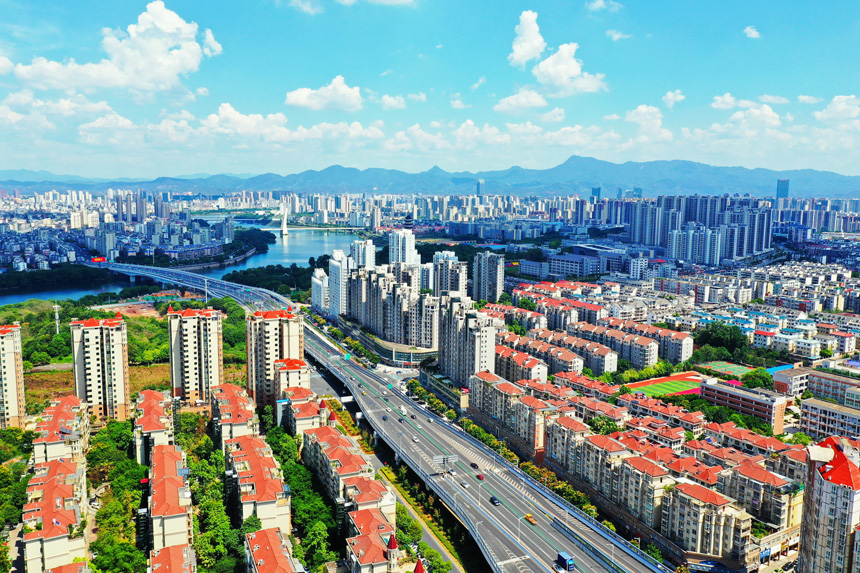 航拍镜头下的江西省赣州经开区迎宾高架快速路的杨梅渡立交桥。朱海鹏摄