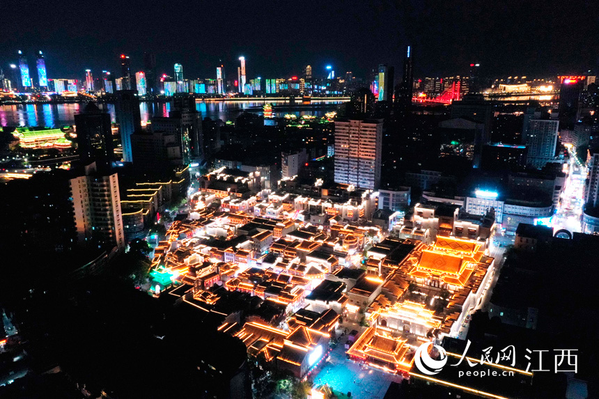 南昌市加大对餐饮行业的扶持力度，大街小巷的“烟火气”又回到市民身边。图为盛夏的夜晚南昌万寿宫的各类店铺灯火通明。 人民网 时雨摄