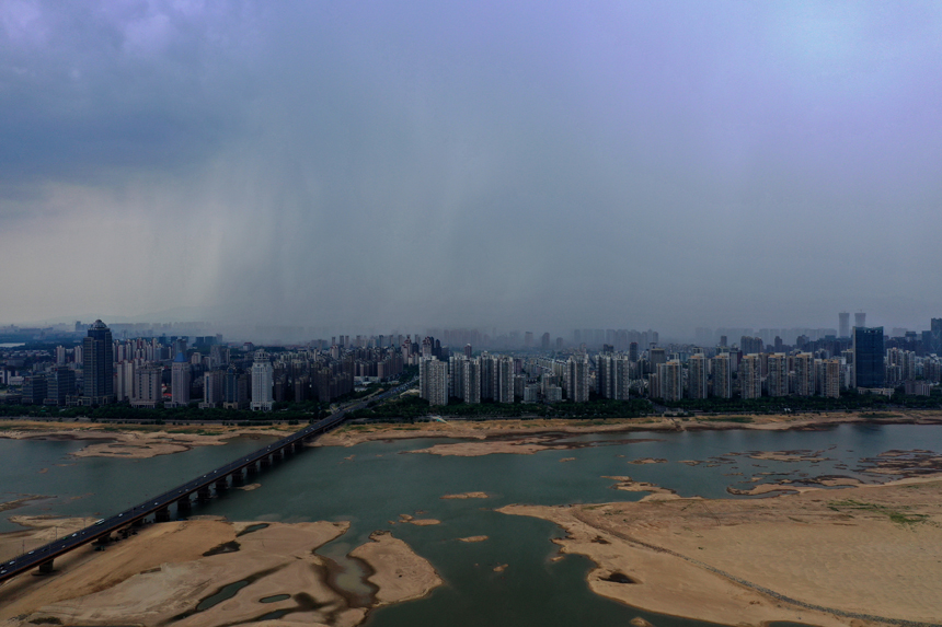 南昌大桥以北区域迎来局部降雨。 人民网 时雨摄