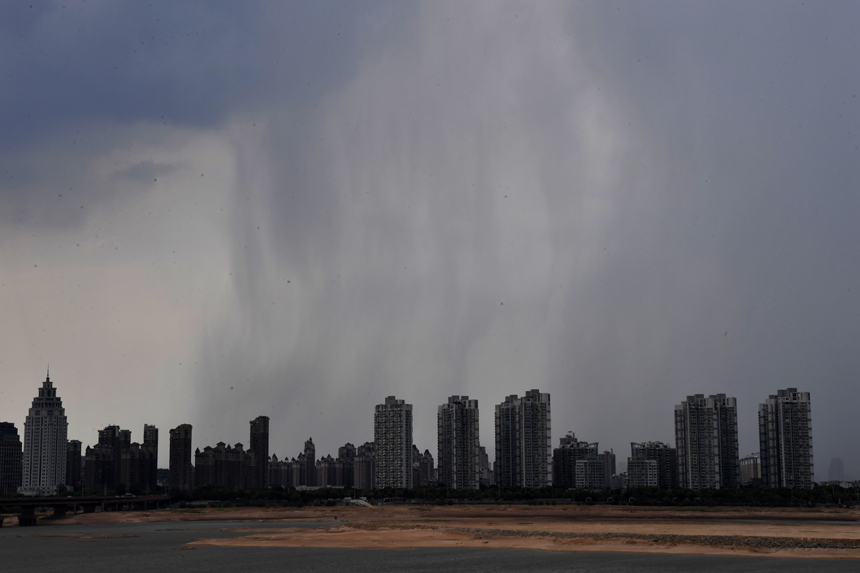 南昌大桥以北区域迎来局部降雨。 人民网 时雨摄