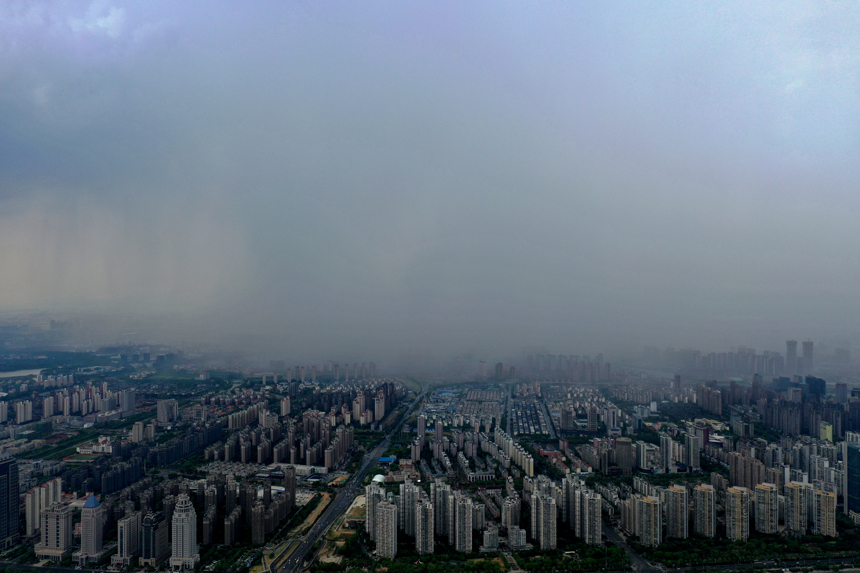 南昌大桥以北区域迎来局部降雨。 人民网 时雨摄
