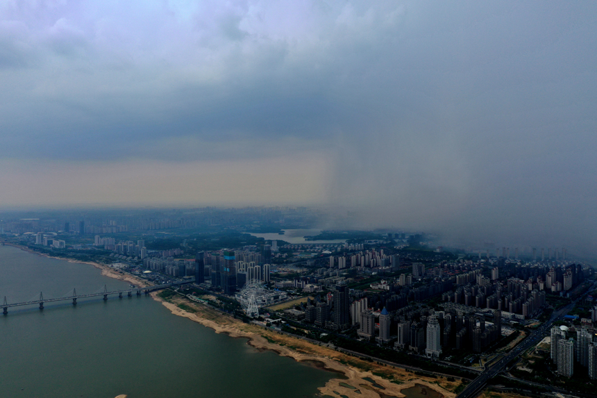 南昌大桥以北区域迎来局部降雨。 人民网 时雨摄