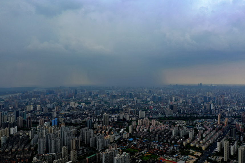 南昌城东局部区域正在降雨。 人民网 时雨摄