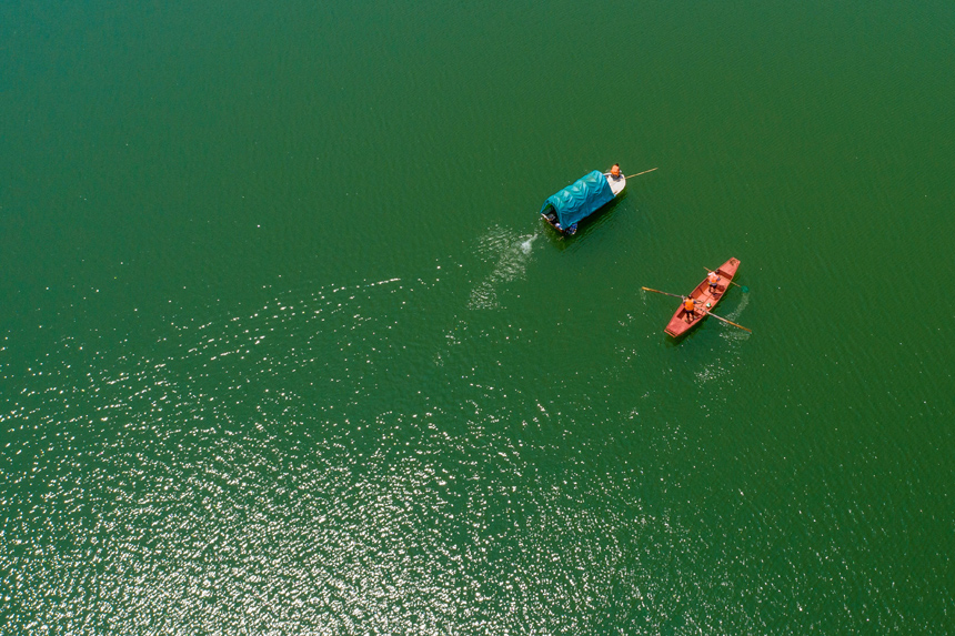 保潔員在湖面巡查 （無人機拍攝）。陳福平攝