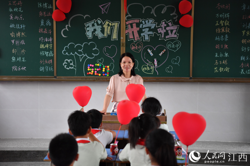 教室里，老师给学生们上开学第一课。 人民网 时雨摄