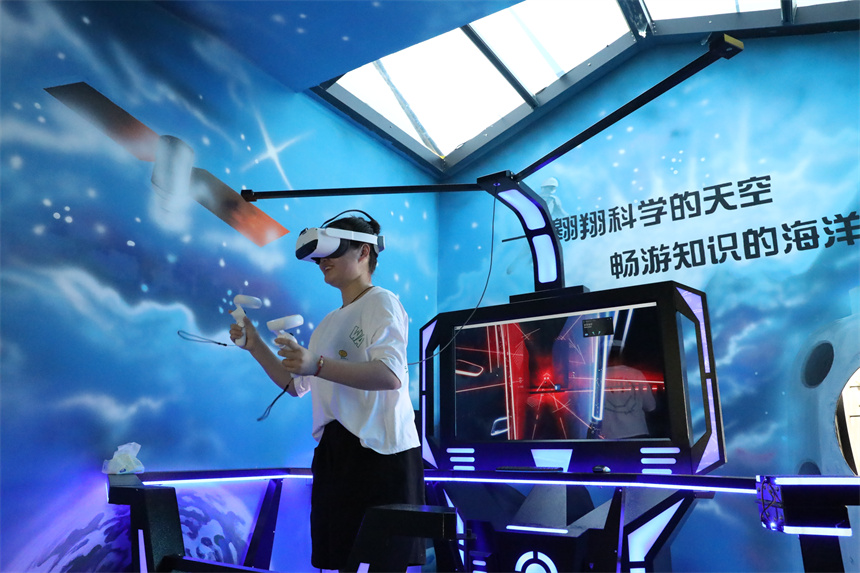 在彭泽县芙蓉墩镇湖西村VR体验馆，游客正在体验VR游戏。