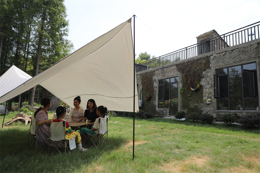 游客在許家壩民宿區露營。