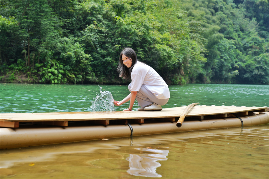 游客们体验竹筏游的乐趣。王强摄