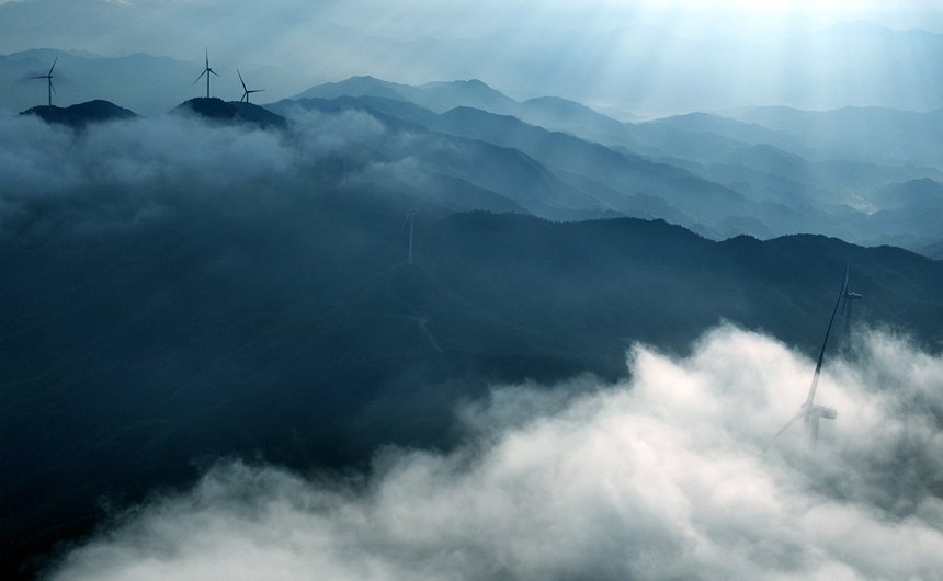 雲涌峰巒“風”景秀。何賤來攝