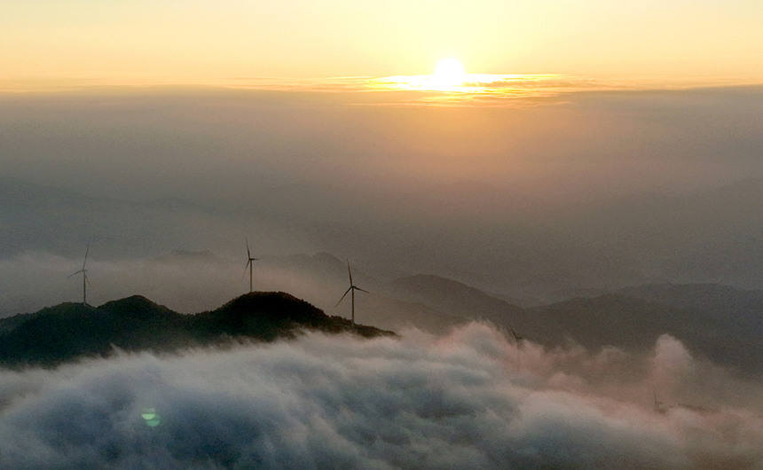 雲涌峰巒“風”景秀。郭祥峰攝